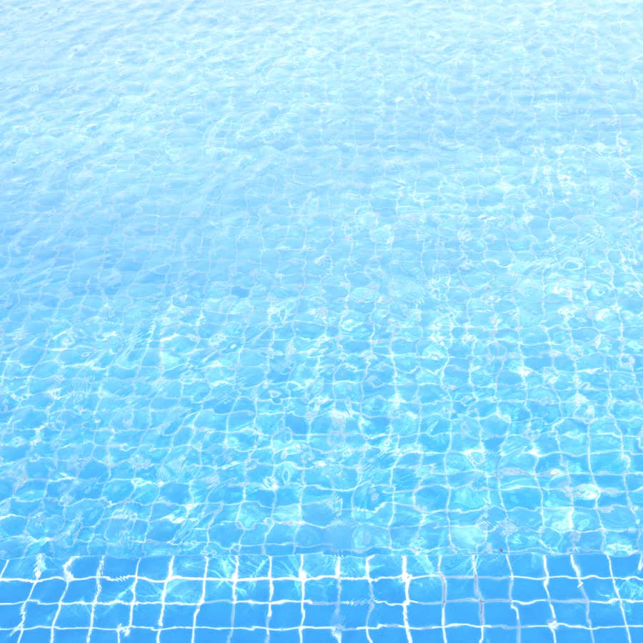Alberca de casa con el agua cristalina